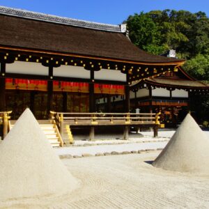 ニノ鳥居を入った正面の立砂は、神山をかたどったもの。