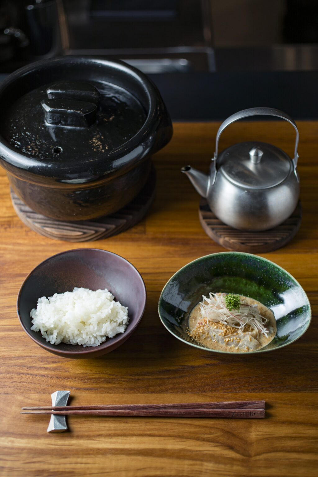 鯛茶漬け。愛媛県産真鯛はASC認証品。「ご飯の上に鯛の切り身をのせたらおでんだしをかけて」