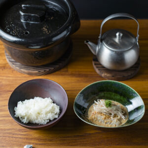 鯛茶漬け。愛媛県産真鯛はASC認証品。「ご飯の上に鯛の切り身をのせたらおでんだしをかけて」