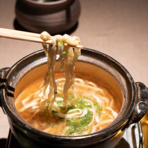 締めは沖縄そばか雑炊が選べますが、ぜひ沖縄そばを。かつお出汁のおいしさを味わって。