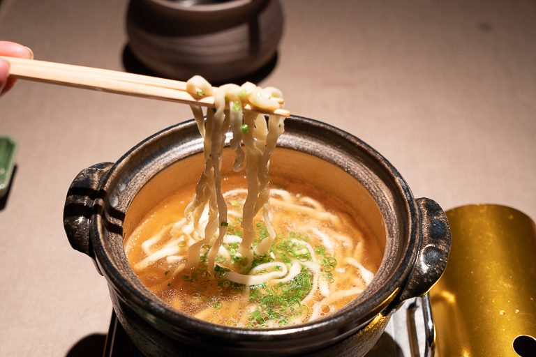 締めは沖縄そばか雑炊が選べますが、ぜひ沖縄そばを。かつお出汁のおいしさを味わって。