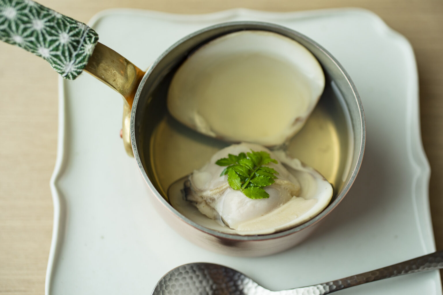 「大和蛤の小鍋仕立て」日本古来にルーツを持つ絶滅危惧種「大和蛤」を主役にした椀物。ハマグリの上品な旨みが凝縮し、シンプルな味付けながら滋味深い味わい。