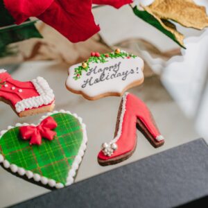 ペストリーチームの女性メンバーがデザインした「クリスマスアイシングクッキー」は、細かいチェックの柄やドレス風のサンタ衣装まで一つ一つ手作りしている尊い商品。可愛らしくて食べるのがもったいない！2,100円。