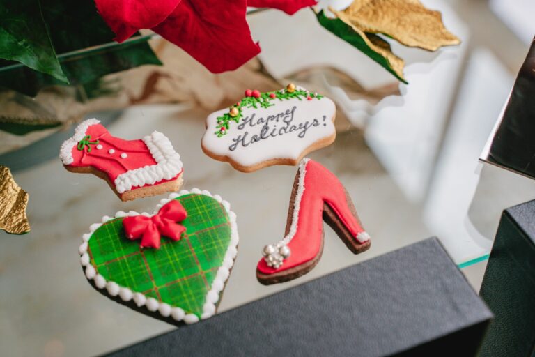 ペストリーチームの女性メンバーがデザインした「クリスマスアイシングクッキー」は、細かいチェックの柄やドレス風のサンタ衣装まで一つ一つ手作りしている尊い商品。可愛らしくて食べるのがもったいない！2,100円。