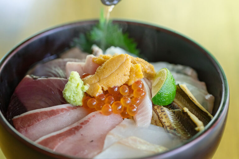斉吉の海鮮丼」2,400円。地魚を中心に日替わり