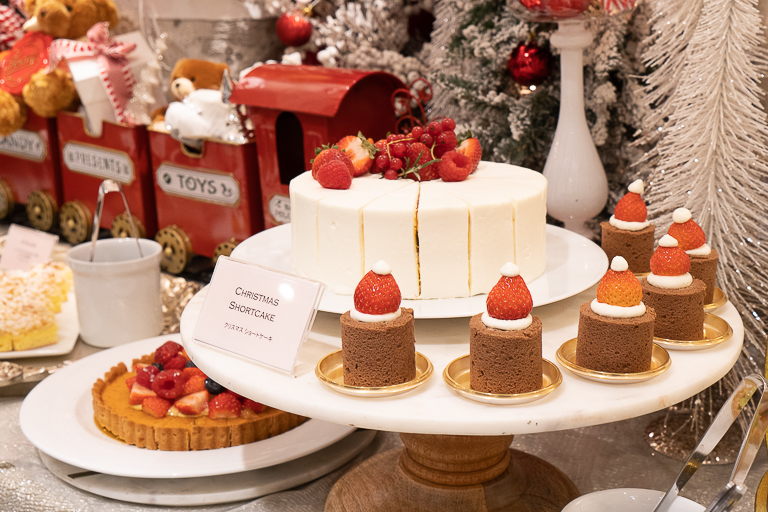 「クリスマス ショートケーキ」の周りにも「サンタ帽子のショコラロールケーキ」が寄り添うように置かれています。