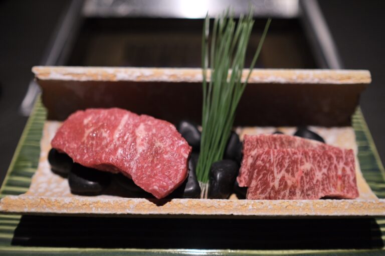 （左から）「本日の赤身ステーキ」用の宮崎牛ランプと「特選厚切りハラミ」用の山形牛。