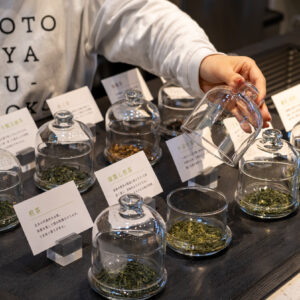 同じお茶の葉から製法の違いによって色々なお茶ができることを知って欲しいという想いから、代表的な10種類の茶種を紹介している。南山城村のお茶の種類（煎茶、かぶせ茶、和紅茶）と製法の違いを学べる。