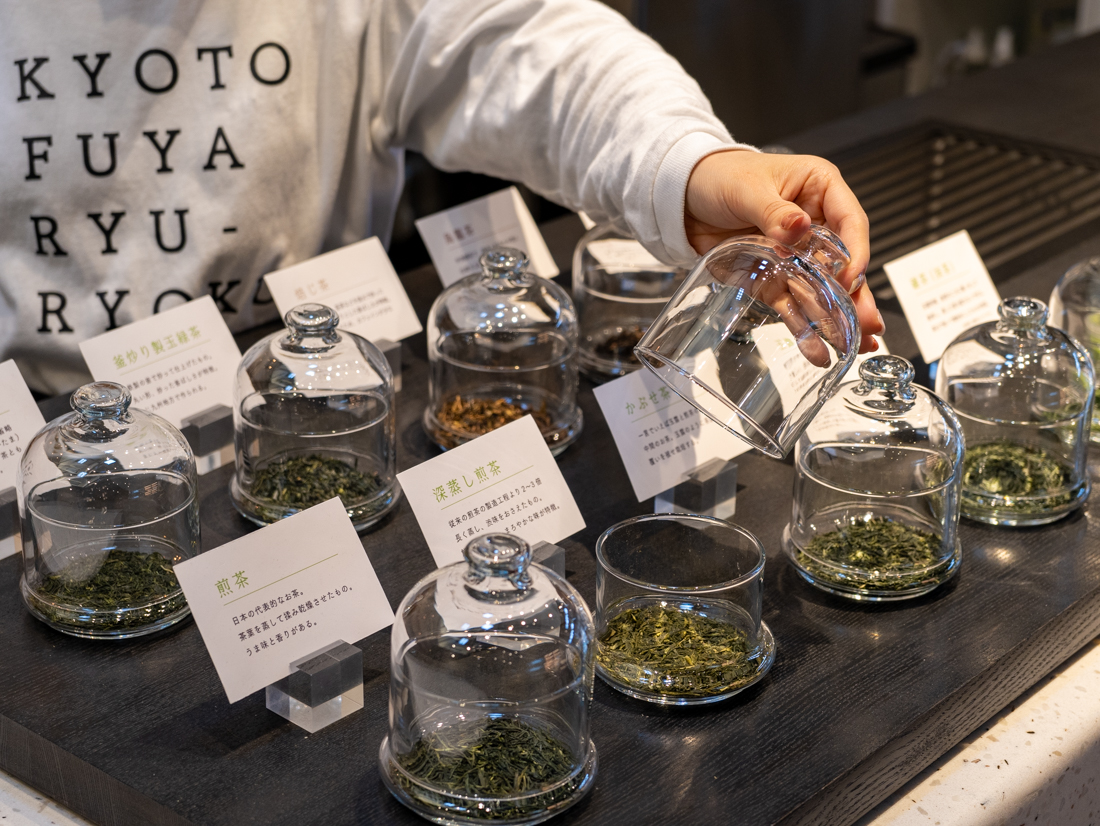 同じお茶の葉から製法の違いによって色々なお茶ができることを知って欲しいという想いから、代表的な10種類の茶種を紹介している。南山城村のお茶の種類（煎茶、かぶせ茶、和紅茶）と製法の違いを学べる。