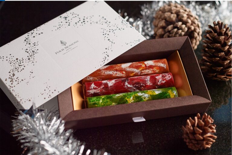 「クリスマスチョコレートバー」（4,500円）は、ベイリーズ（オレンジ）、ヘーゼルナッツプラリネ（グリーン）、ベリーとロゼシャンパン（レッド）の3種。