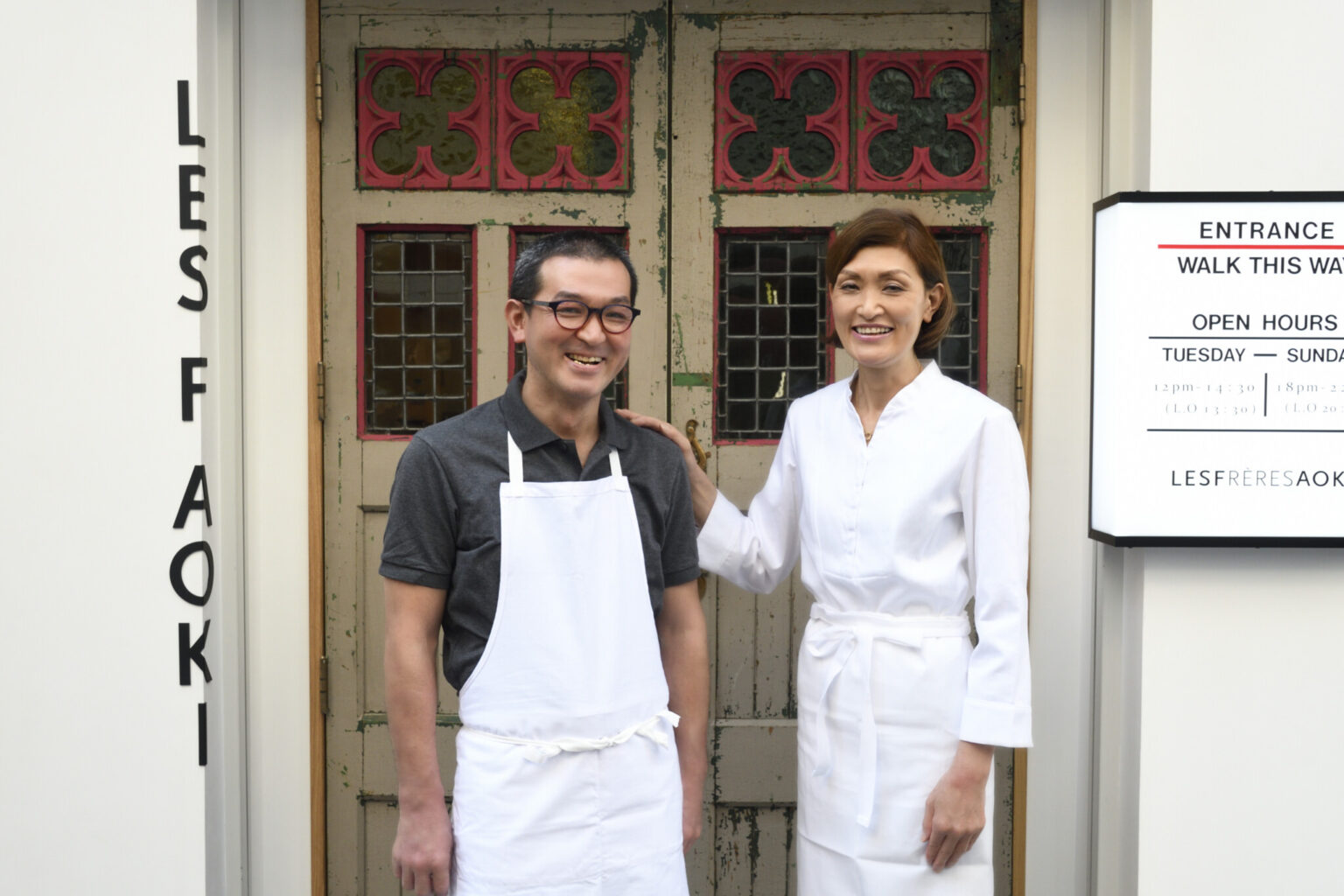 左が弟で料理担当の誠さん。姉・三代子さん（右）はサービスを担う。