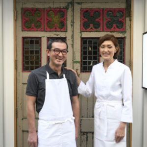 左が弟で料理担当の誠さん。姉・三代子さん（右）はサービスを担う。