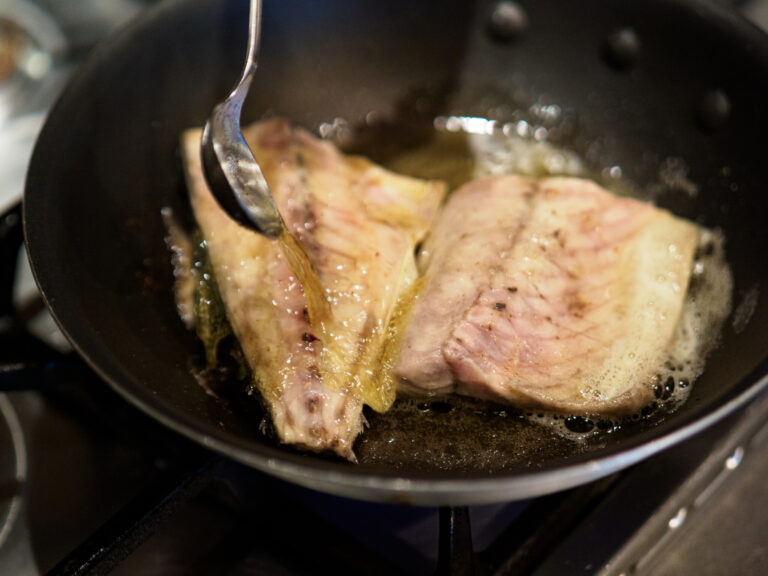 鯖に塩をしてしばらく置き、バターとオリーブオイルを使ってフライパンでこんがりと焼き目がつくまで焼く。時々油をまわしかける。