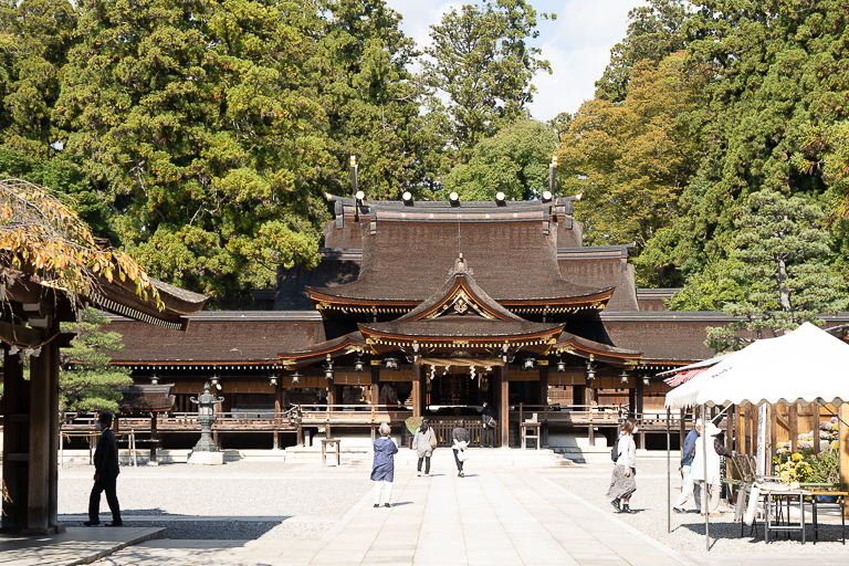 昭和7年に建てられた本殿。屋根は檜皮葺です。