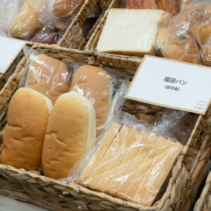 岩手県盛岡の〈福田パン〉はコッペパンと食パンのセット。