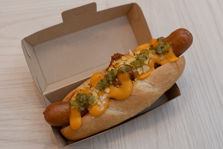 〈TIPSTAR BAR〉で買える「250 Hot Dog」900円。