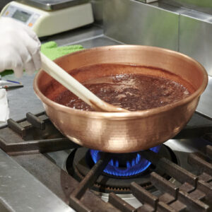 銅鍋であんこをぐつぐつ。