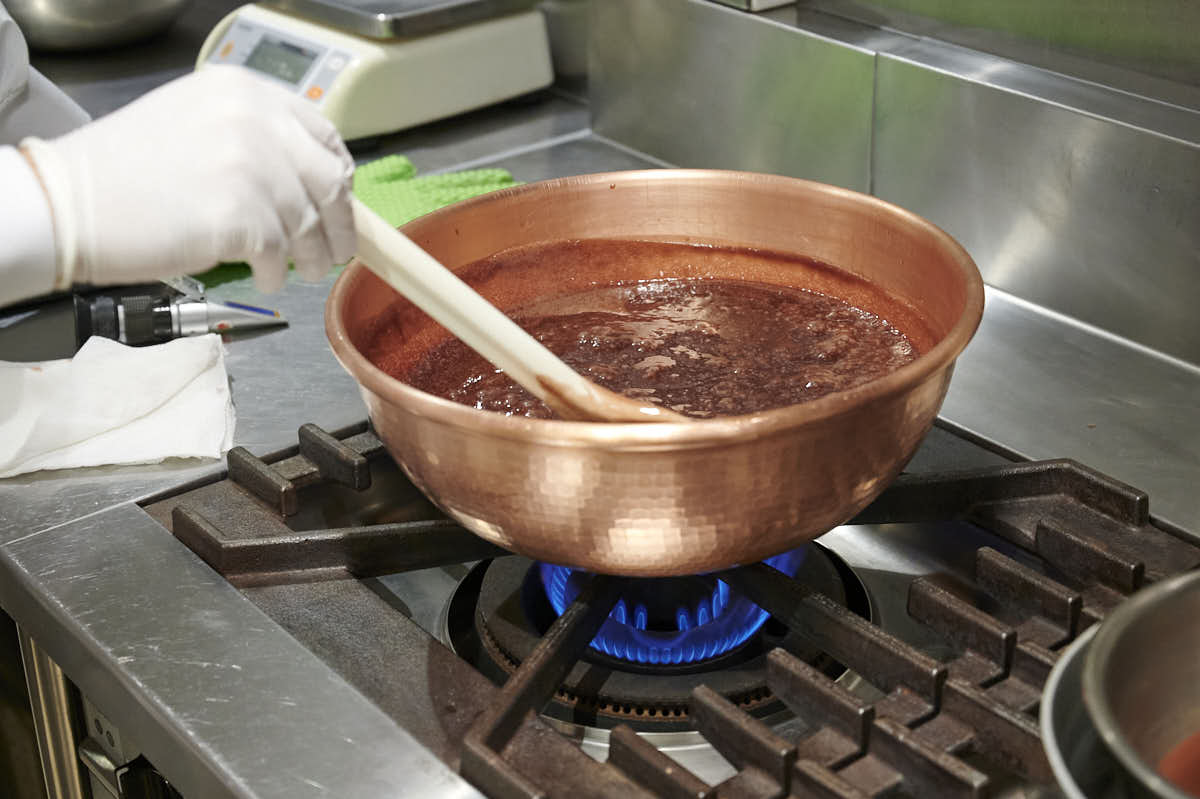 銅鍋であんこをぐつぐつ。