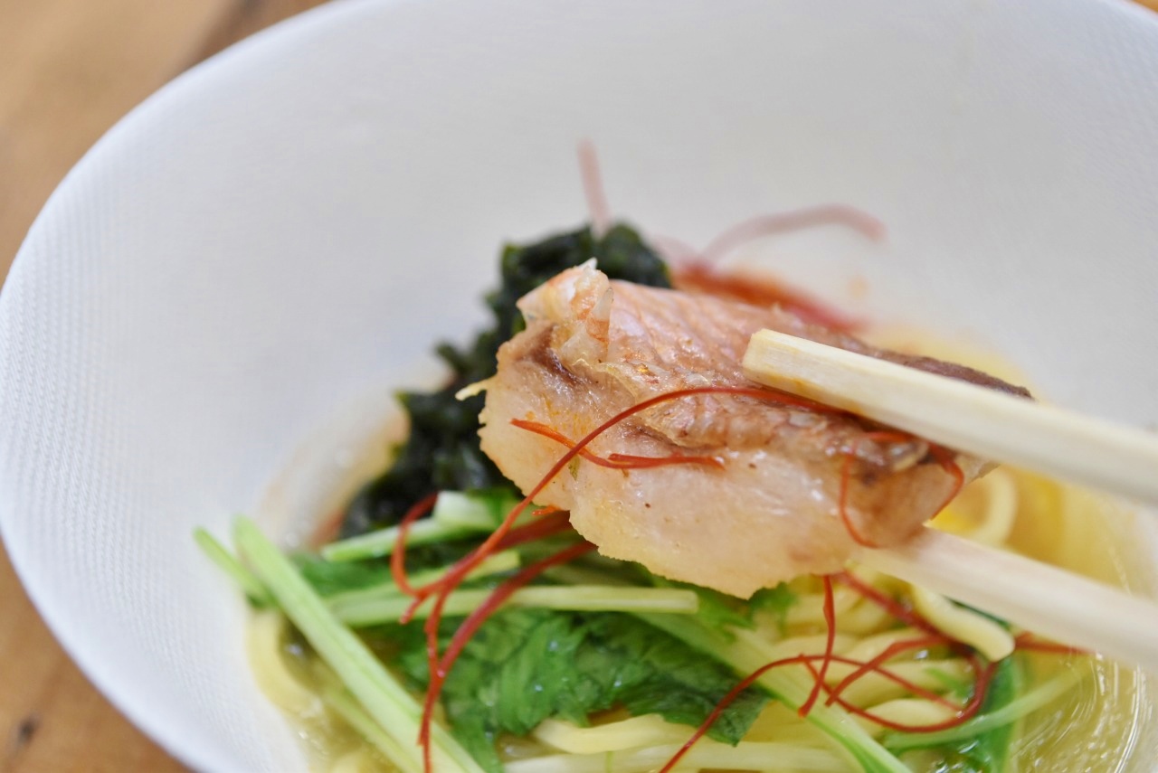 素揚げした「松笠揚げ」は、白身魚のフワフワ食感とサクサク食感を同時に楽しめます。