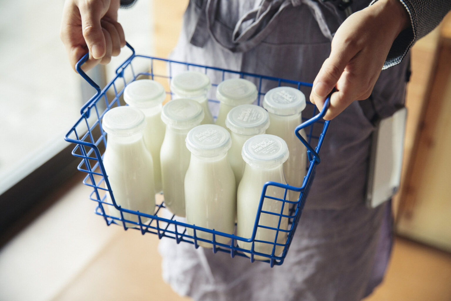 店内で作る搾りたてのナッツミルク1本324円（容器代150円を含む）。
