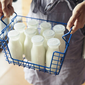 店内で作る搾りたてのナッツミルク1本324円（容器代150円を含む）。
