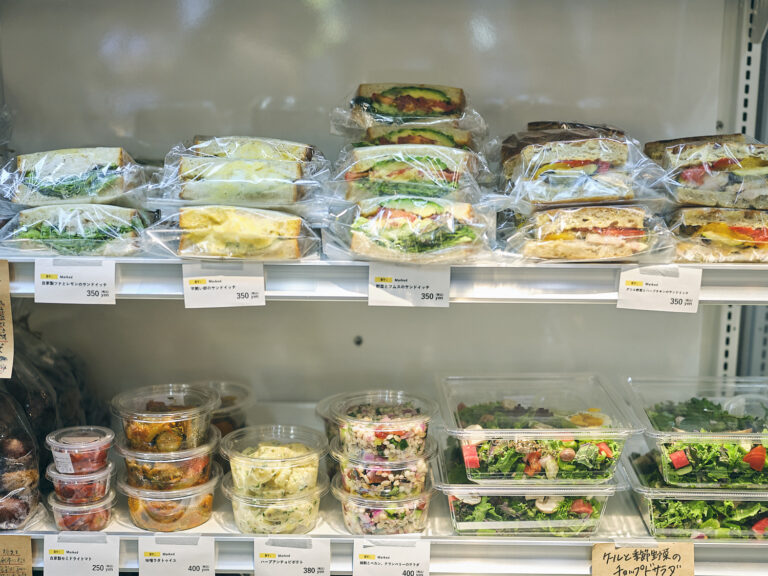 店頭に並んでいる野菜は、サラダやサンドなどのお惣菜にも変身。