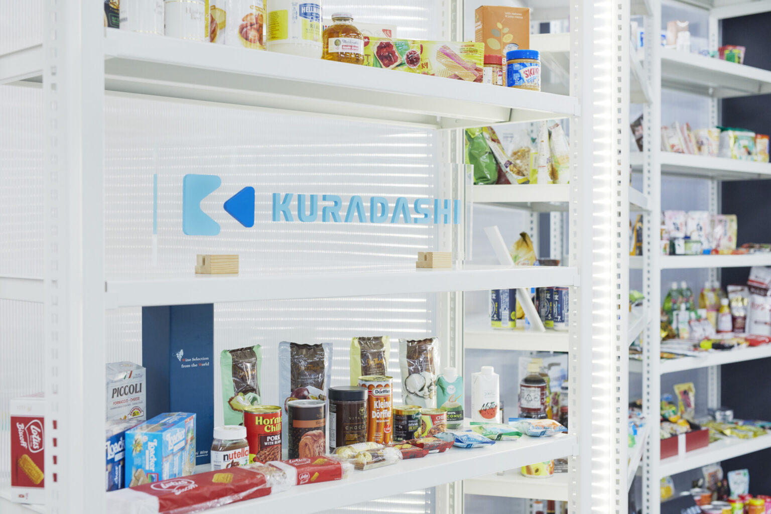〈クラダシ〉のオフィスには、扱っている商品がずらり。「KURADASHI」では、食品以外の雑貨や化粧品なども購入できます。