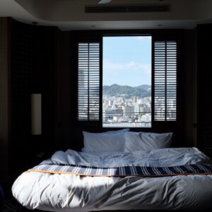 枕元の窓からは神戸の街並みが見える。