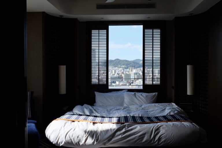 枕元の窓からは神戸の街並みが見える。