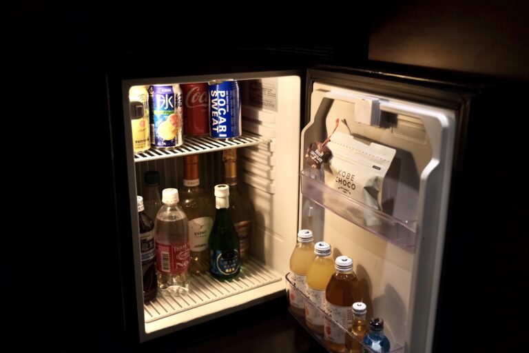冷蔵庫の中にはスパークリングワイン、白ワイン、ビール、日本酒、ハイボールなどのアルコールのほか、ノンアルコールドリンクも。