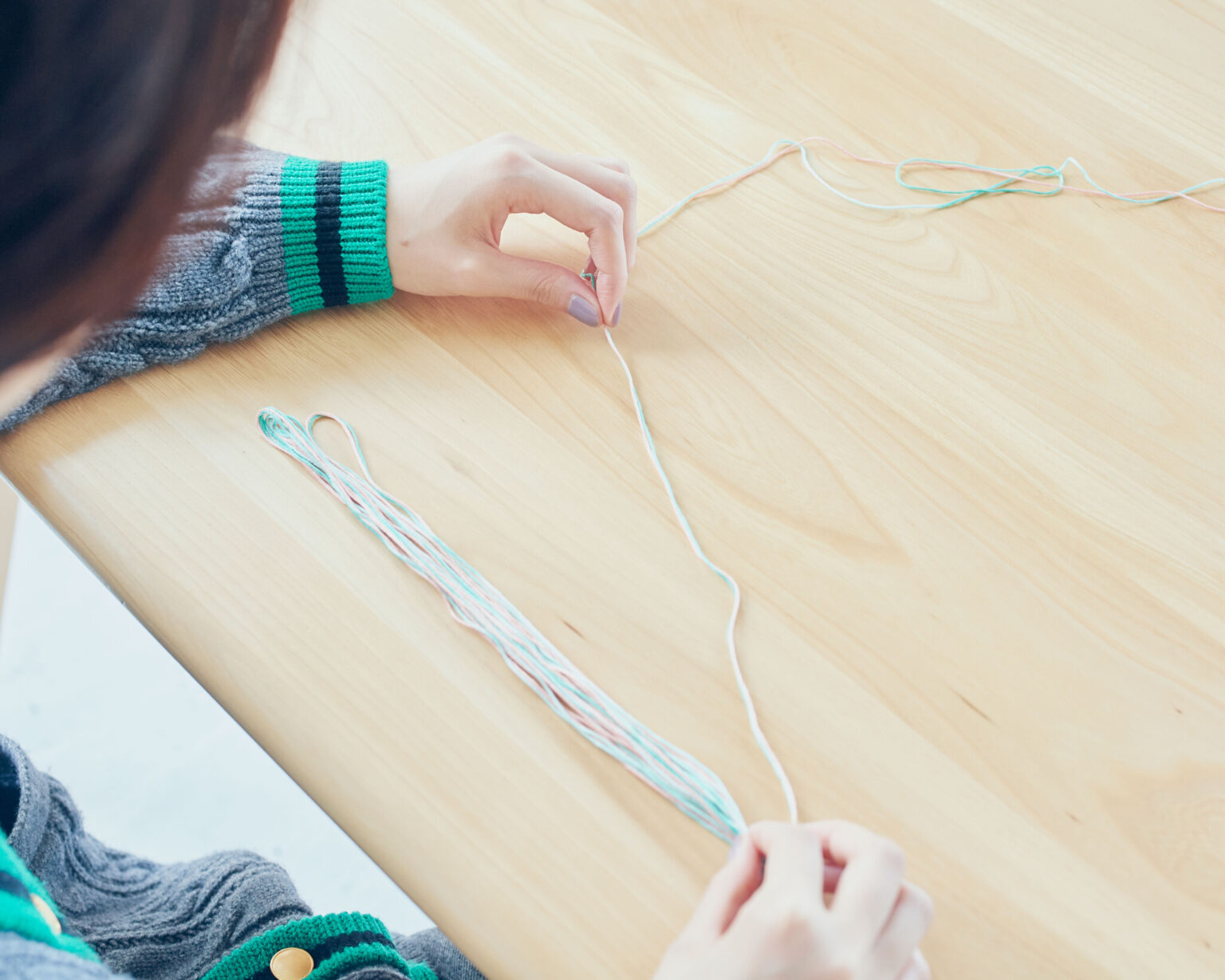 2色の糸をより合わせながら、作りたいタッセルの2倍よりやや長めの
幅で1つの束にする