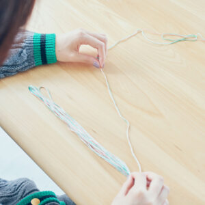 2色の糸をより合わせながら、作りたいタッセルの2倍よりやや長めの
幅で1つの束にする