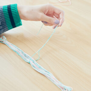 #1で切り分けた糸を1色使い、束ねた糸の真ん中でしっかり固結びする。外れないように二重に固結
びをするとベター。
