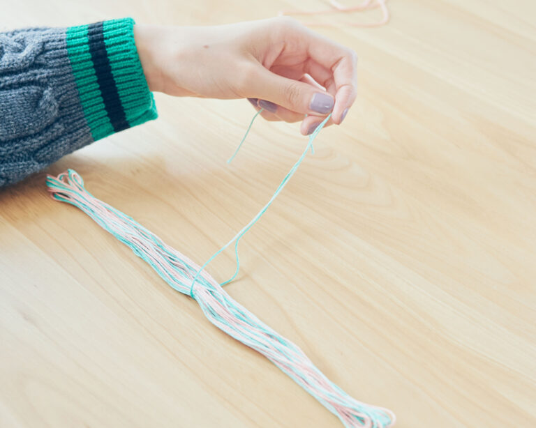 #1で切り分けた糸を1色使い、束ねた糸の真ん中でしっかり固結びする。外れないように二重に固結
びをするとベター。