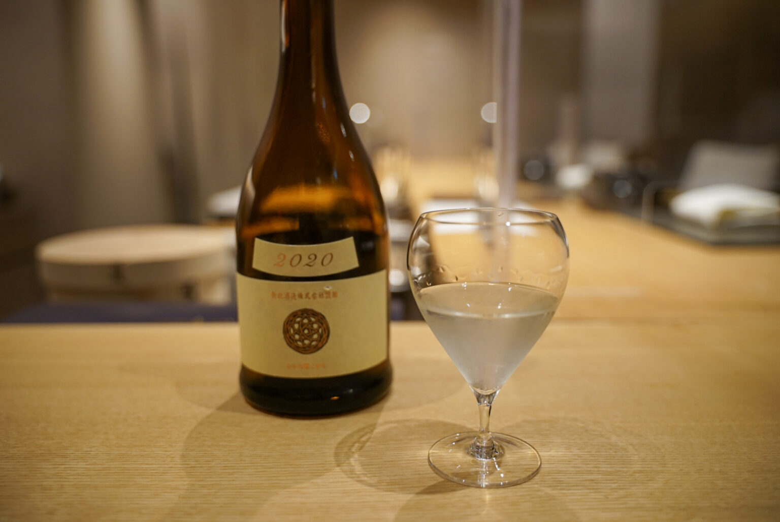 秋田生まれの酒米「酒こまち」を用いて、特有の雪解け水を思わせるキリッとした印象を与える味わいに。「Ecru エクリュ 生成 2020」。