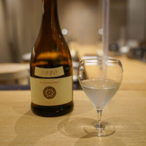 秋田生まれの酒米「酒こまち」を用いて、特有の雪解け水を思わせるキリッとした印象を与える味わいに。「Ecru エクリュ 生成 2020」。