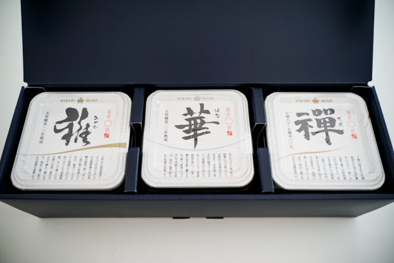 〈GINZA 豉 KUKI〉の料理にも使用されている特選味噌、「ギフト 雅・華・禅の3点セット」5,054円（税込）。※店頭、オンラインのみで販売。それぞれ単品での購入ももちろん可能。