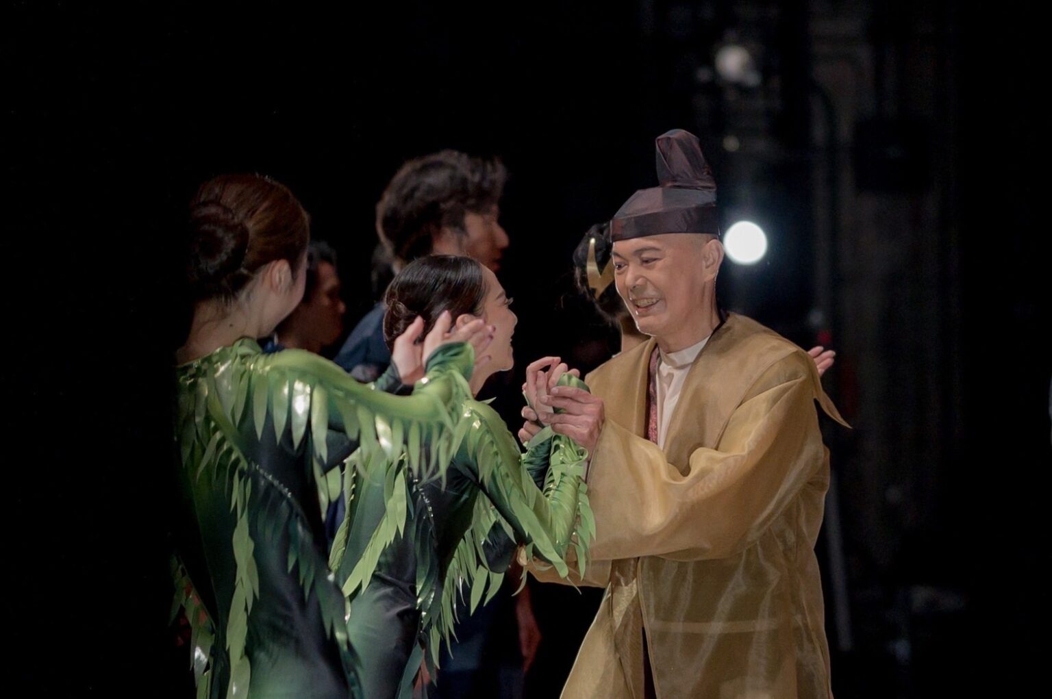 「かぐや姫」終演後の一コマです。今回は東京バレエ団団長・飯田宗孝先生が翁の役で特別出演したのでした！　©︎JPD