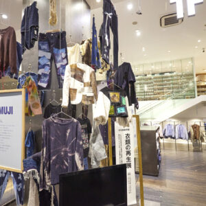「ReMUJI」の商品は、〈MUJI 新宿〉を含め、国内13店舗で常設展開。東京都内の各店に衣料品回収ボックスを設置している。