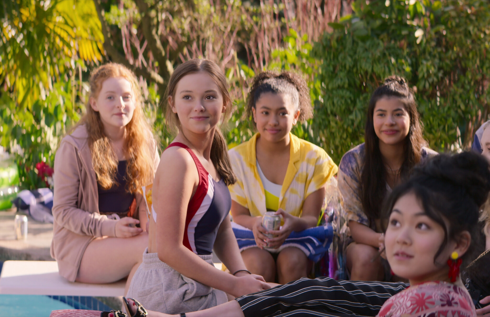 『ベビー・シッターズ・クラブ』THE BABY-SITTERS CLUB (L to R) VIVIAN WATSON as MALLORY PIKE, SOPHIE GRACE as KRISTY THOMAS, ANAIS LEE as JESSI RAMSEY, KYNDRA SANCHEZ as DAWN SCHAFER, and MOMONA TAMADA as CLAUDIA KISHI in episode 201 of THE BABY-SITTERS CLUB Cr. COURTESY OF NETFLIX © 2021