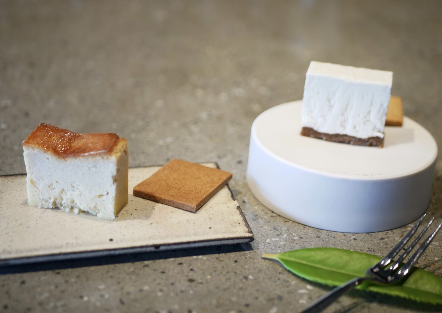 左から「味噌クラストのベイクドチーズケーキ」「きな粉クラストのレアチーズケーキ」。セットで9,900円。