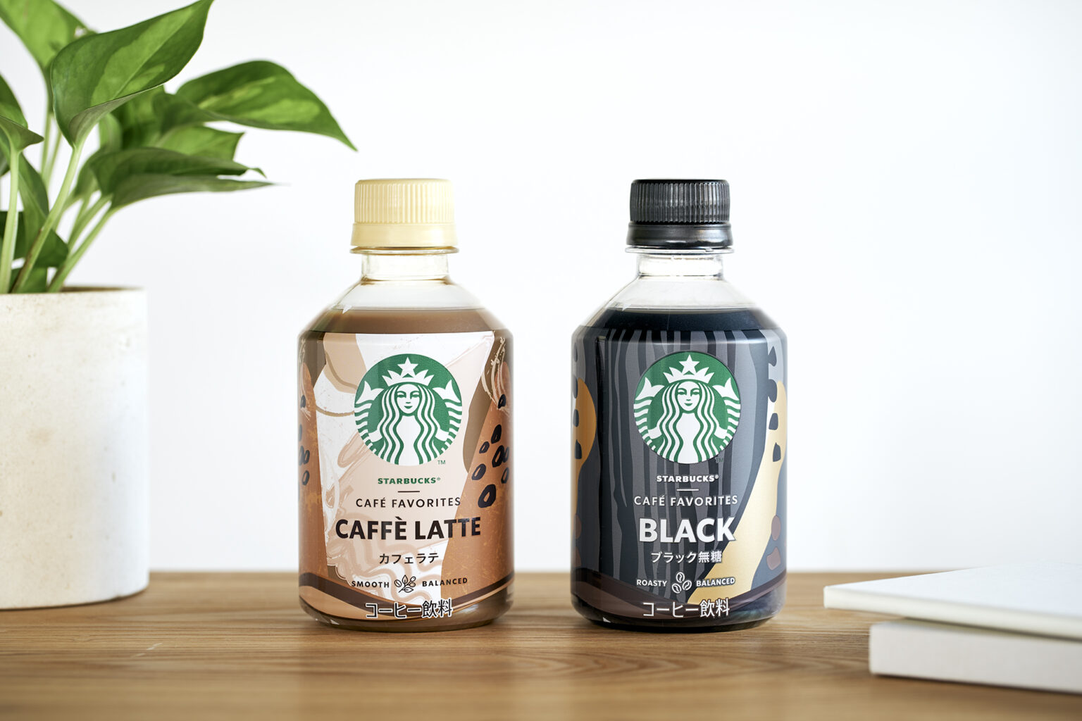 左から「スターバックス® CAFÉ FAVORITES カフェラテ」280ml 138円、「スターバックス® CAFÉ FAVORITES ブラック無糖」280ml 130円（ともに税抜、小売価格）