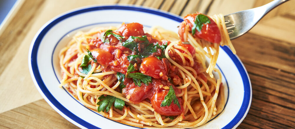 ワインの余韻にパンチを加える、スパゲッティーニ 辛いトマトソース1,000円。
