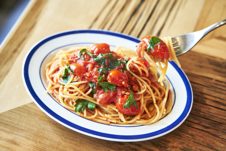 ワインの余韻にパンチを加える、スパゲッティーニ 辛いトマトソース1,000円。