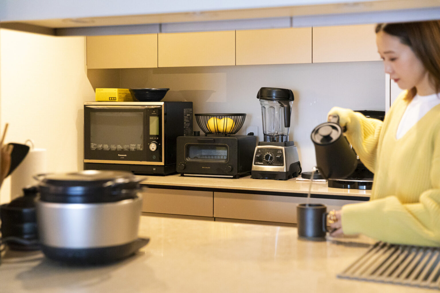キッチン家電はブラックとシルバーでスタイリッシュに統一。