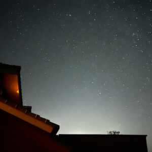 夜、展望デッキに出ると頭上に星空が広がる。
