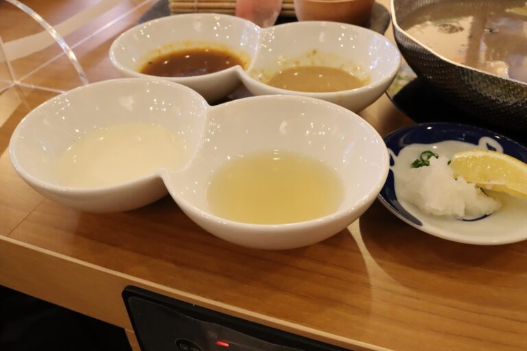 奥：スープカレーソース（左）、白ごまソース。手前：マヨネーズソース（左）、はちみつレモンソース。