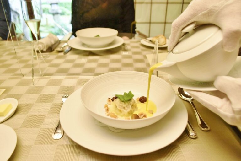 フランス産鴨フォアグラと茸のラビオリ 栗カボチャの軽いスープ クルトンと栗を添えて。