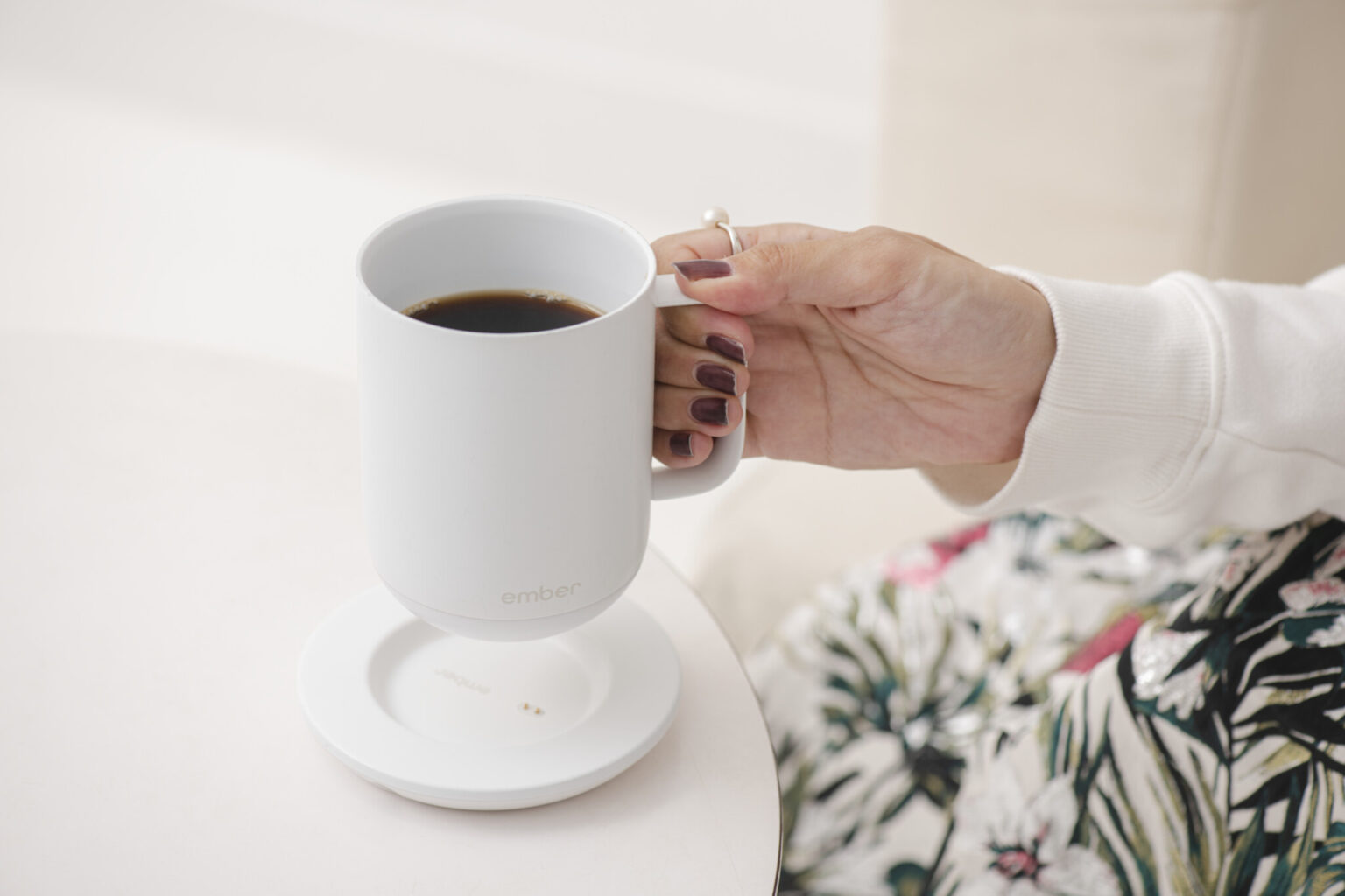 コーヒーなどの飲み頃温度をキープする〈Ember〉 Mug2。「Bluetoothでスマホアプリと連動して飲み物の種類によって温度を変えてくれます」