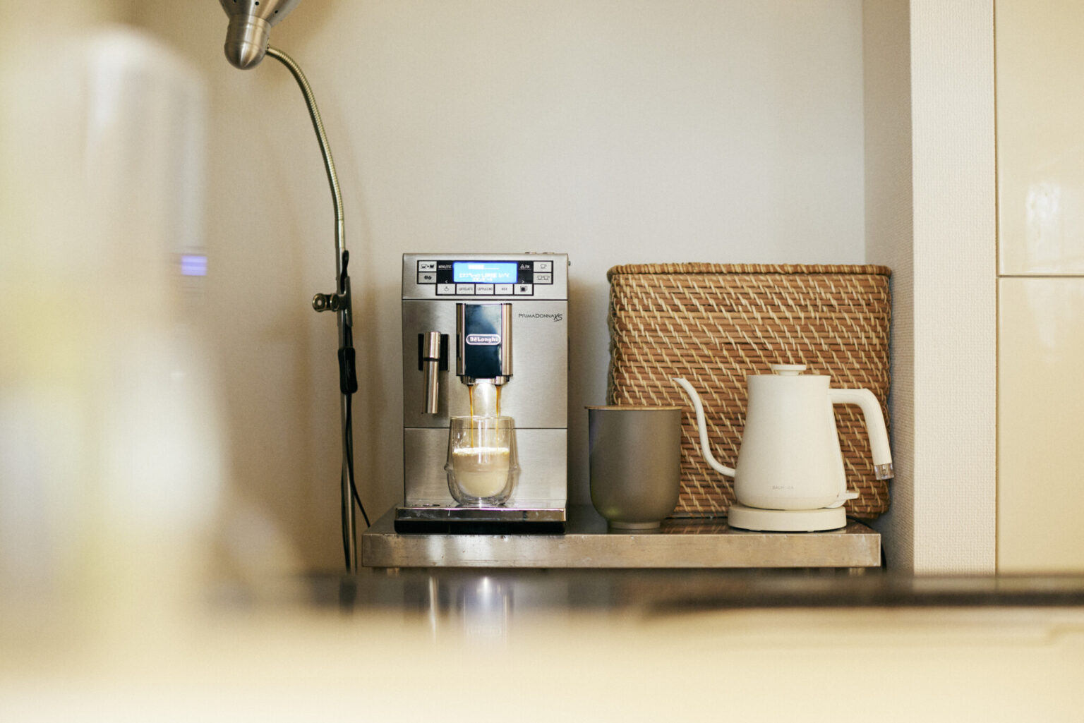 「おいしいコーヒーが飲みたい」と、今年“清水買い”した〈デロンギ〉のコーヒーマシンETAM36365。〈バルミューダ〉のケトルはお湯を沸かす時に重宝。